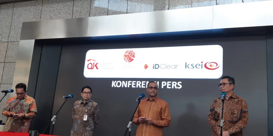 Kepala Eksekutif Pengawas Pasar Modal, Keuangan Derivatif, dan Bursa Karbon OJK, Hasan Fawzi (dua dari kanan) di BEI Jakarta, Kamis (2/4). (Foto: Steven Widjaja)