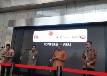 Kepala Eksekutif Pengawas Pasar Modal, Keuangan Derivatif, dan Bursa Karbon OJK, Hasan Fawzi (dua dari kanan) di BEI Jakarta, Kamis (2/4). (Foto: Steven Widjaja)