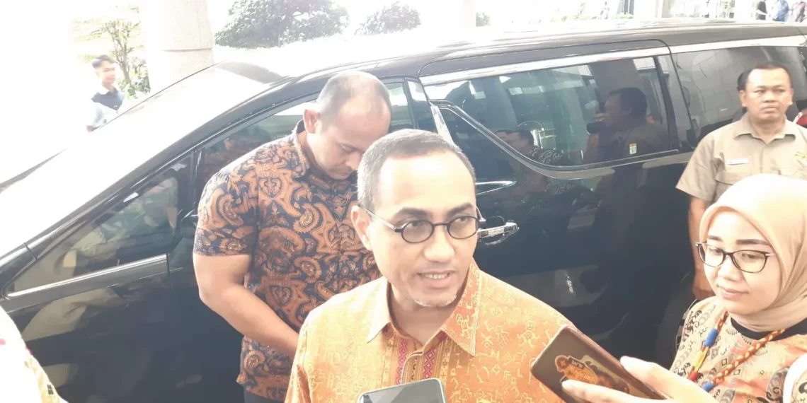 Kepala Eksekutif Pengawas Pasar Modal, Keuangan Derivatif, dan Bursa Karbon OJK, Hasan Fawzi di Jakarta, Kamis (2/4). (Foto: Steven Widjaja)