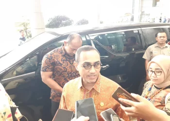 Kepala Eksekutif Pengawas Pasar Modal, Keuangan Derivatif, dan Bursa Karbon OJK, Hasan Fawzi di Jakarta, Kamis (2/4). (Foto: Steven Widjaja)