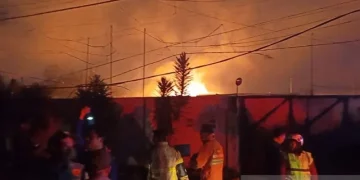 Petugas pemadam kebakaran dibantu warga setempat berjibaku memadamkan api yang melahap area SPBU Cimuning Kota Bekasi, Jawa Barat, Rabu (1/4/2026) malam. ANTARA/Pradita Kurniawan Syah