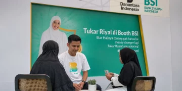 Jemaah Calon Haji Indonesia melakukan transaksi penukaran SAR (Saudi Arabia Riyal) di Booth BSI. (Foto: Dok. Bank BSI)