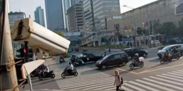 Kamera pengawas (closed circuit television/CCTV) terpasang di kawasan Jalan MH Thamrin, Jakarta, Jumat (30/11/2018). (Foto: ANTARA FOTO/Galih Pradipta.)