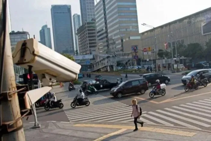 Kamera pengawas (closed circuit television/CCTV) terpasang di kawasan Jalan MH Thamrin, Jakarta, Jumat (30/11/2018). (Foto: ANTARA FOTO/Galih Pradipta.)