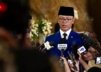 Menteri Luar Negeri Sugiono menyampaikan keterangannya kepada awak media di Bandar Udara Internasional Soekarno Hatta, Tangerang, pada Sabtu, 4 April 2026. Foto: BPMI Setpres