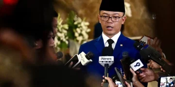 Menteri Luar Negeri Sugiono menyampaikan keterangannya kepada awak media di Bandar Udara Internasional Soekarno Hatta, Tangerang, pada Sabtu, 4 April 2026. Foto: BPMI Setpres