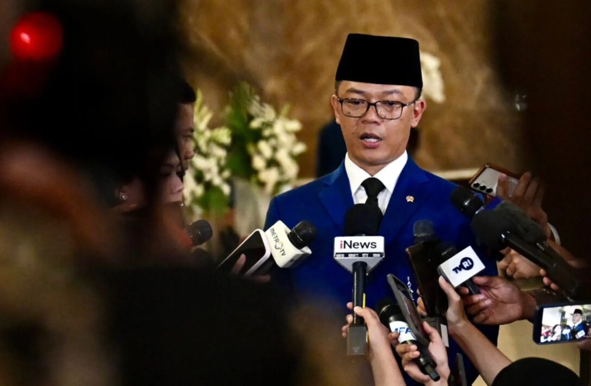 Menteri Luar Negeri Sugiono menyampaikan keterangannya kepada awak media di Bandar Udara Internasional Soekarno Hatta, Tangerang, pada Sabtu, 4 April 2026. Foto: BPMI Setpres