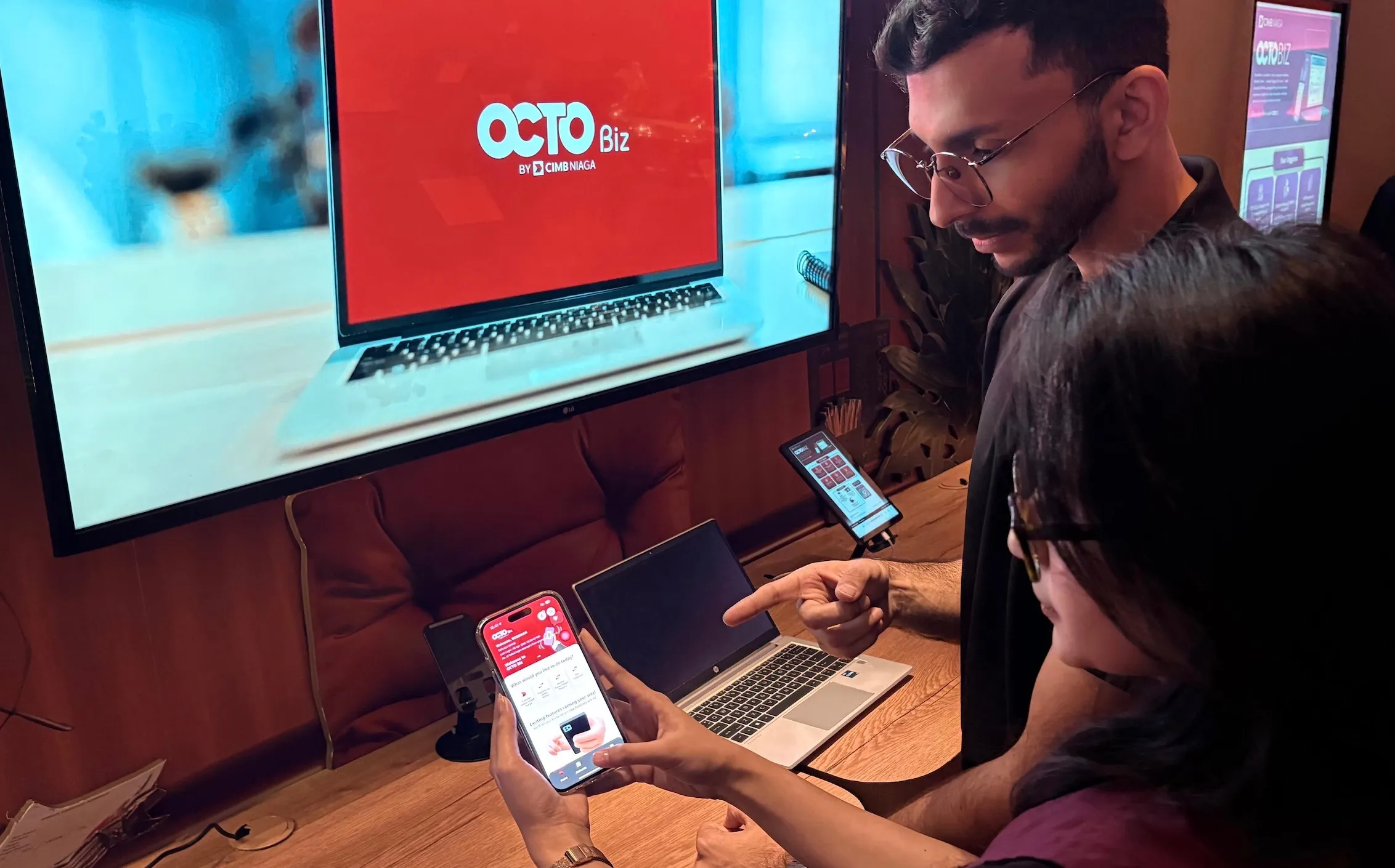 Ilustrasi transaksi nasabah pengguna platform digital bisnis, OCTO Biz