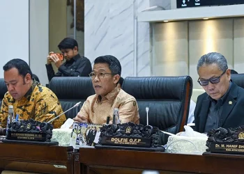 Ketua Komisi XI DPR RI, Mukhamad Misbakhun, dalam Rapat Kerja Komisi XI bersama Menteri Keuangan, Purbaya Yudhi Sadewa terkait Kinerja Penerimaan Negara Triwulan I TA 2026 di Kompleks Parlemen,Kompleks Parlemen, Senayan, Senin (6/4/2026)