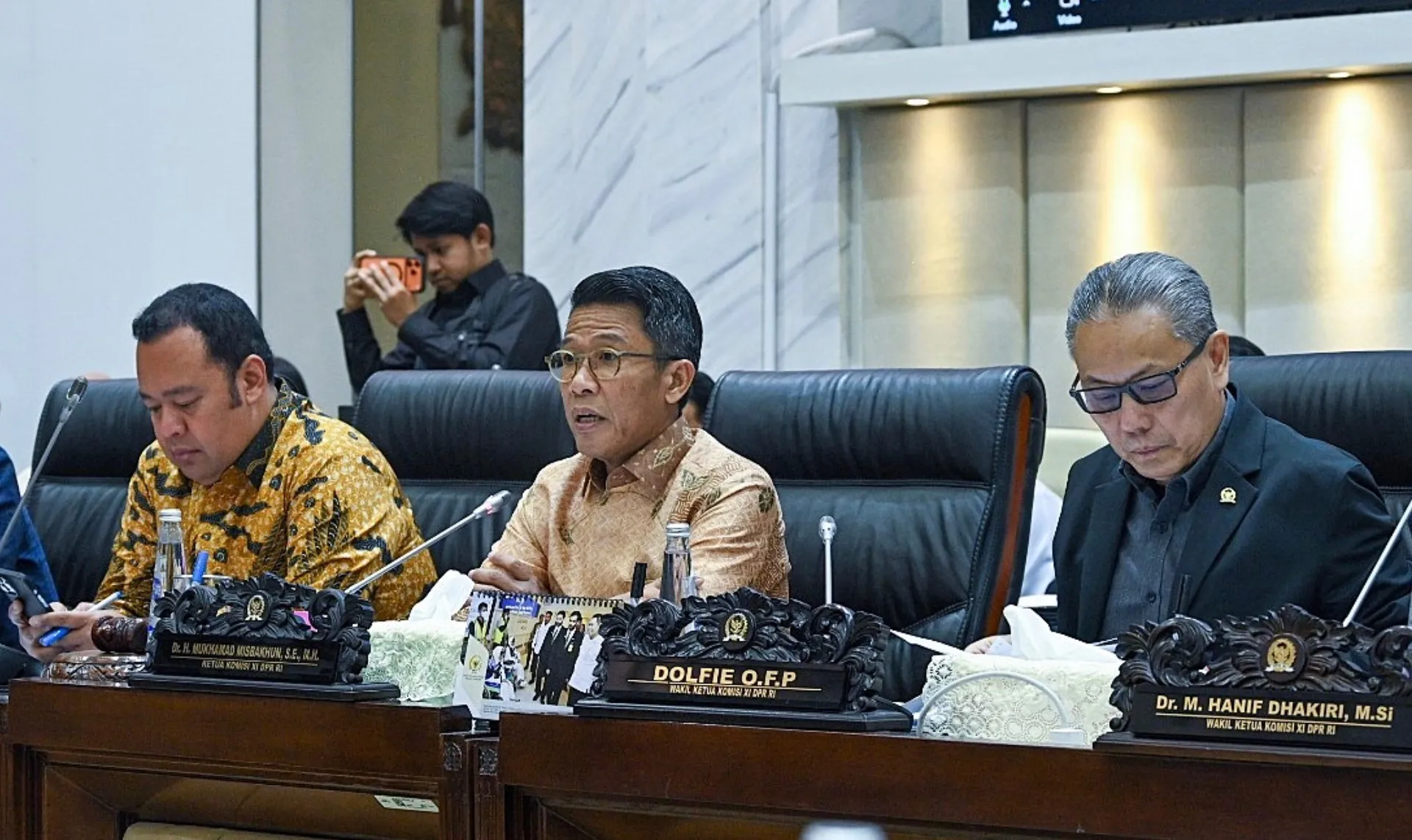 Ketua Komisi XI DPR RI, Mukhamad Misbakhun, dalam Rapat Kerja Komisi XI bersama Menteri Keuangan, Purbaya Yudhi Sadewa terkait Kinerja Penerimaan Negara Triwulan I TA 2026 di Kompleks Parlemen,Kompleks Parlemen, Senayan, Senin (6/4/2026)