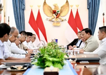Presiden Prabowo Subianto memimpin rapat terbatas di Istana Merdeka, Jakarta, pada Senin, 6 April 2026, guna membahas percepatan program perumahan rakyat secara nasional. Foto: BPMI Setpres
