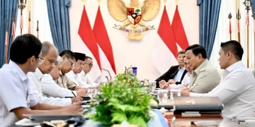 Presiden Prabowo Subianto memimpin rapat terbatas di Istana Merdeka, Jakarta, pada Senin, 6 April 2026, guna membahas percepatan program perumahan rakyat secara nasional. Foto: BPMI Setpres