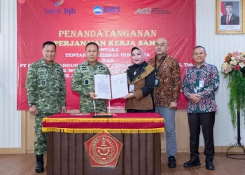 bank bjb kembali memperkuat sinergi strategis dengan Mabes TNI melalui penandatanganan perpanjangan perjanjian kerja sama layanan keuangan yang dilaksanakan di Mabes TNI, Cilangkap, Kamis (9/4) (foto: bank bjb)