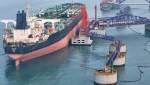 Sebuah kapal tanker minyak sedang membongkar minyak mentah di pelabuhan Yantai, provinsi Shandong bagian timur Tiongkok. (Foto: istimewa)