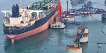 Sebuah kapal tanker minyak sedang membongkar minyak mentah di pelabuhan Yantai, provinsi Shandong bagian timur Tiongkok. (Foto: istimewa)