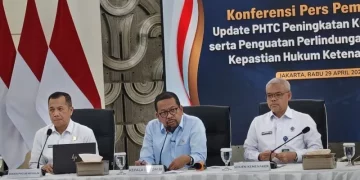 Kepala Badan Komunikasi Pemerintah (Bakom) RI Muhammad Qodari (tengah) dalam konferensi pers "Update PHTC Peningkatan Kualitas RSUD serta Penguatan Perlindungan Pekerja dan Kepastian Hukum Ketenagakerjaan", di Auditorium Kantor Bakom RI, Gambir, Jakarta Pusat, Rabu (29/4/2026). (Foto: ANTARA/Fathur Rochman)