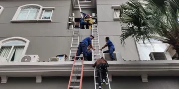 Petugas pemadam mengevakuasi penghuni Apartemen Mediterania, Tanjung Duren Selatan, Grogol Petamburan, Jakarta Barat, akibat kebakaran yang melanda salah satu gedung hunian tersebut, Kamis (30/4/2026) pagi. (Foto: ANTARA/Risky Syukur)