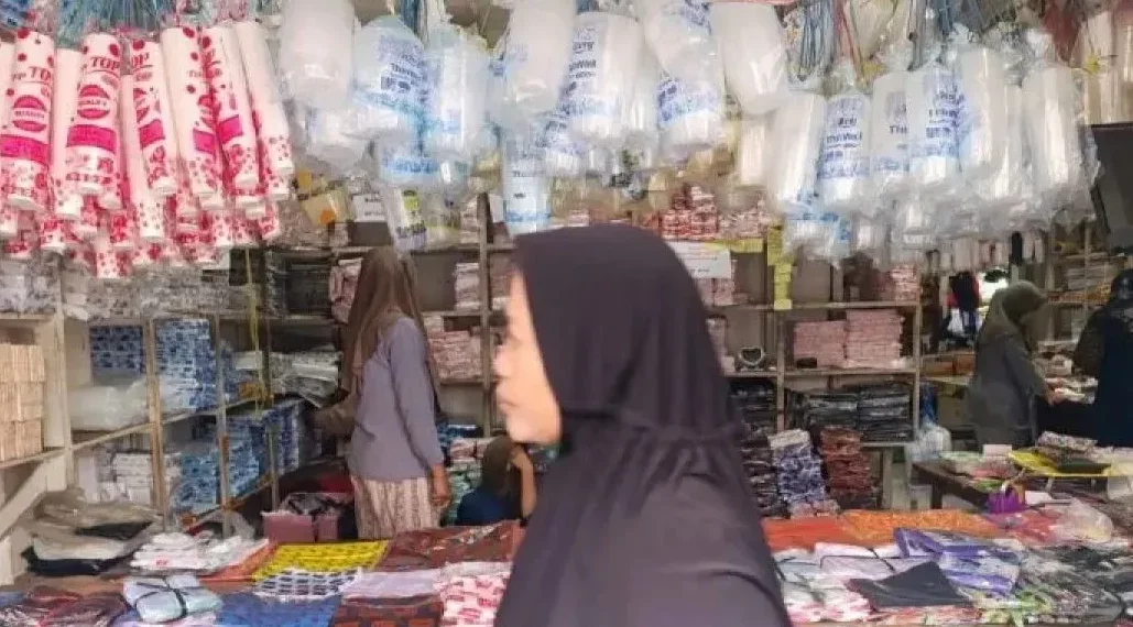 Suasana toko plastik di Pusat Perbelanjaan Mentaya (PPM) Sampit, Kamis (2/4/2026). (Foto: ANTARA/Devita Maulina)