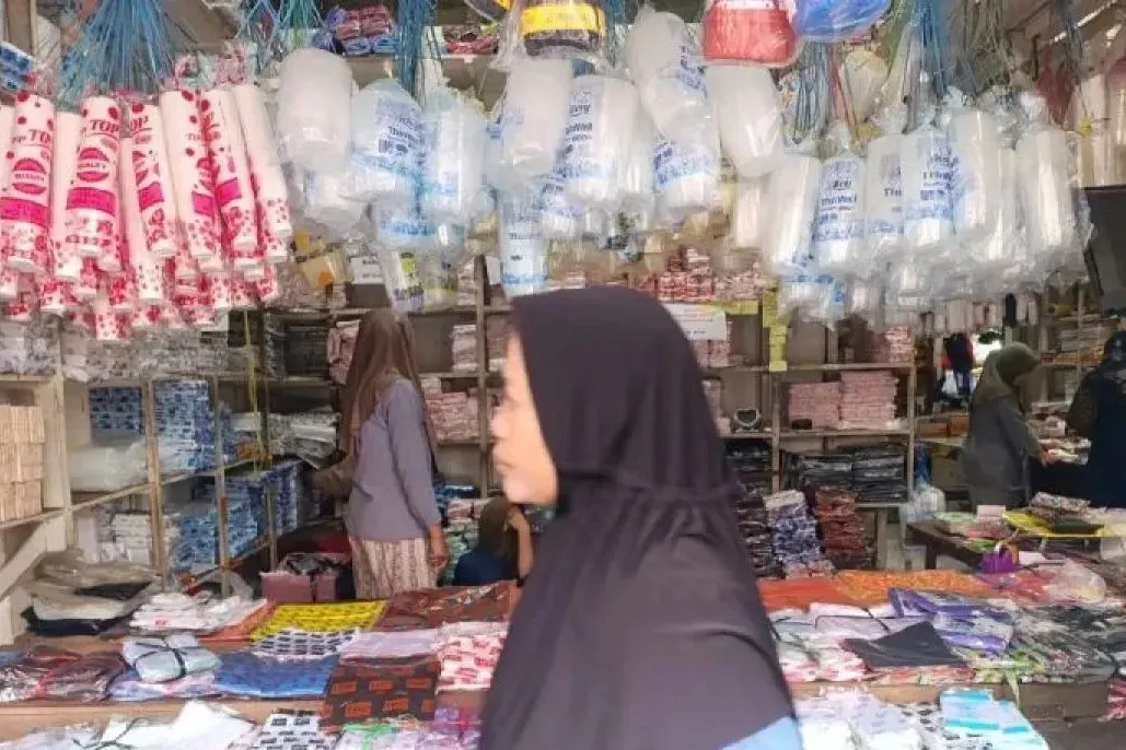 Suasana toko plastik di Pusat Perbelanjaan Mentaya (PPM) Sampit, Kamis (2/4/2026). (Foto: ANTARA/Devita Maulina)