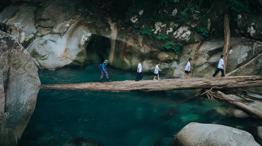 Aktivitas trekking di Desa Sejahtera Astra Nyarai. (Foto: Istimewa)