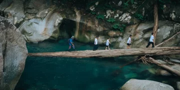 Aktivitas trekking di Desa Sejahtera Astra Nyarai. (Foto: Istimewa)