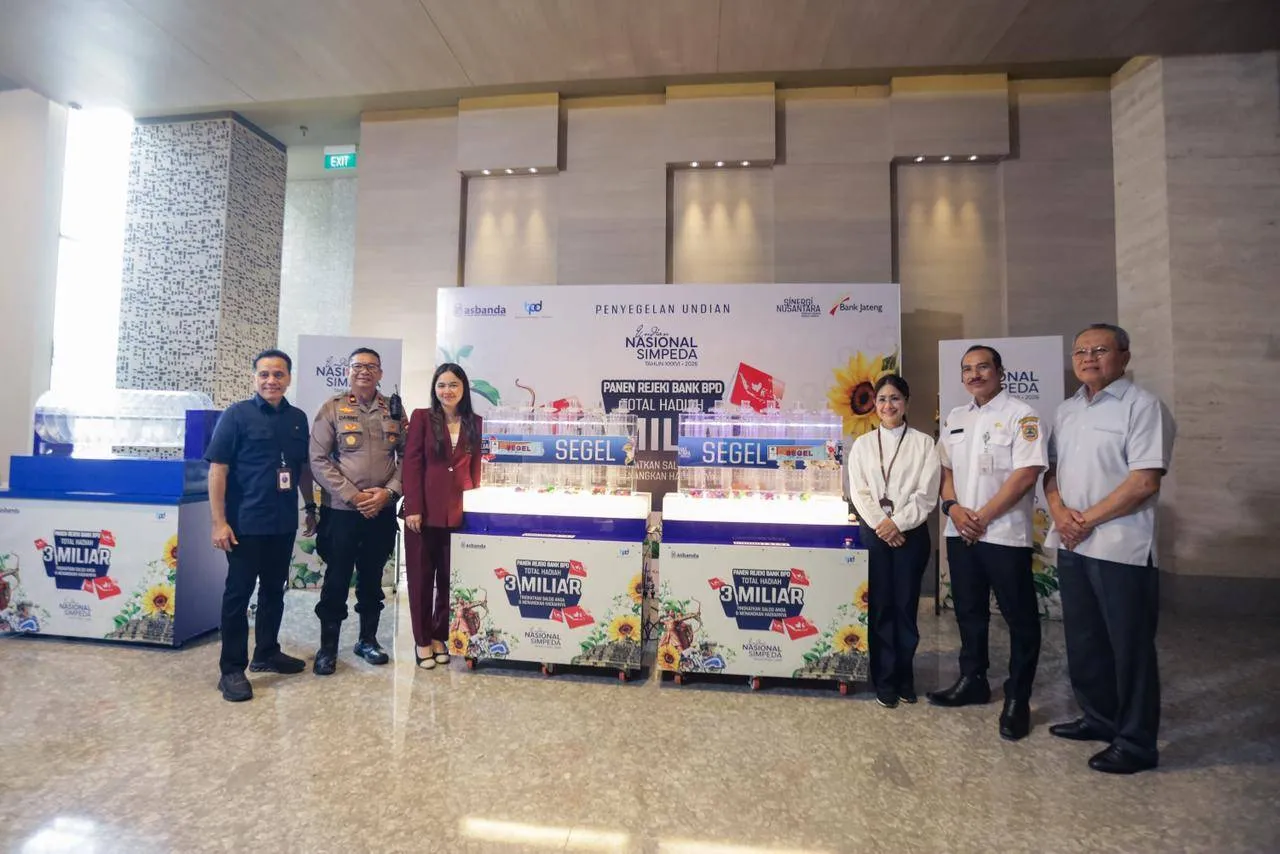 Kanan ke kiri: Ketua Komite Pelaksana Undian (KPU) Simpeda sekaligus Direktur Eksekutif Asbanda, Wimran Ismaun, Perwakilan Dinas Sosial Jawa Tengah, Agus Rudiyanto; Direktur Bisnis Dana, Jasa dan UMKM Bank Jateng, Anna Kusumarita; Notaris, Berty Diah Rahmana, Kapolsek Laweyan Polres Surakarta, Kompol Dani Herlambang; dan Kepala Divisi KHA Asbanda, Elwin, dalam penyegelan alat Undian Tabungan Simpeda Nasional Periode ke-2 Tahun XXXVI-2026, di Hotel Alila Surakarta, Rabu (15/4). (Foto: M. Zulfikar)