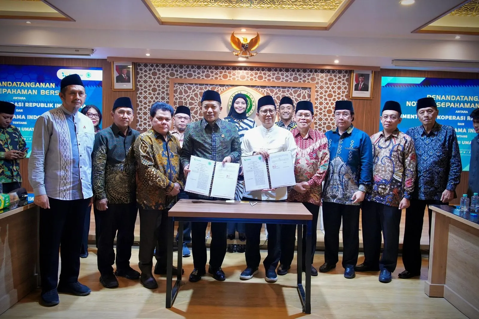 Kementerian Koperasi (Kemenkop) menggandeng Majelis Ulama Indonesia (MUI) menandatangani Nota Kesepahaman Bersama tentang pemberdayaan ekonomi umat melalui koperasi.