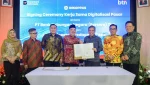 Direktur Utama PT Bank Tabungan Negara (Persero) Tbk Nixon LP Napitupulu (tiga dari kanan) bersalaman dengan Ketua Umum Induk Koperasi Pedagang Pasar (INKOPPAS) Yudianto Tri (tengah) usai penandatanganan MoU digitalisasi pasar di Menara 2 BTN, Rabu (15/4)