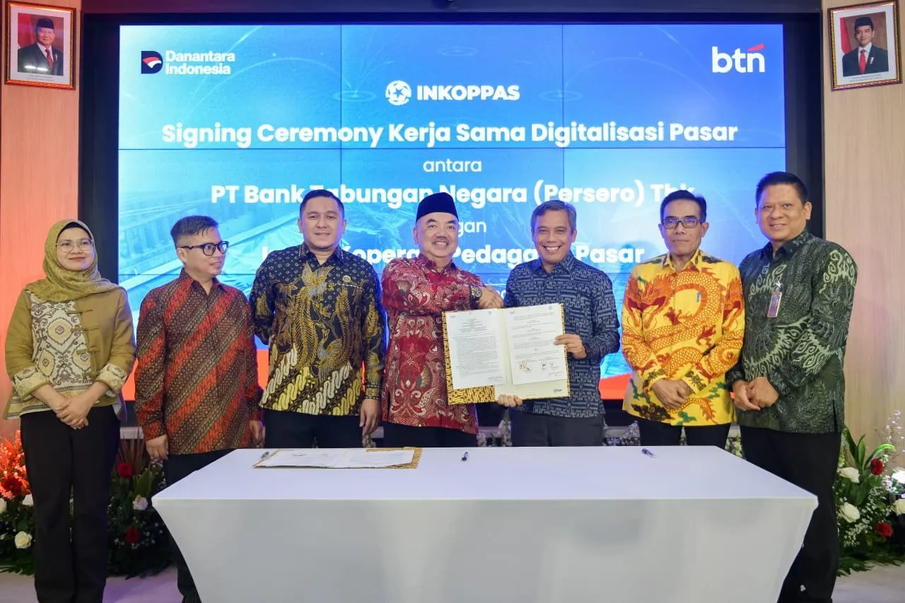 Direktur Utama PT Bank Tabungan Negara (Persero) Tbk Nixon LP Napitupulu (tiga dari kanan) bersalaman dengan Ketua Umum Induk Koperasi Pedagang Pasar (INKOPPAS) Yudianto Tri (tengah) usai penandatanganan MoU digitalisasi pasar di Menara 2 BTN, Rabu (15/4)