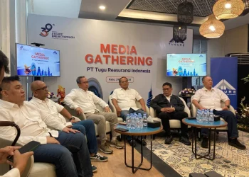 Direktur Keuangan PT Tugu Reasuransi Indonesia (Tugure), Dradjat Irwansyah (tiga dari kiri), dalam acara Media Gathering di Jakarta, Rabu (29/4/2026). (Foto: Prima Gumilang)