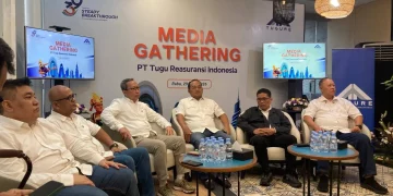 Direktur Keuangan PT Tugu Reasuransi Indonesia (Tugure), Dradjat Irwansyah (tiga dari kiri), dalam acara Media Gathering di Jakarta, Rabu (29/4/2026). (Foto: Prima Gumilang)