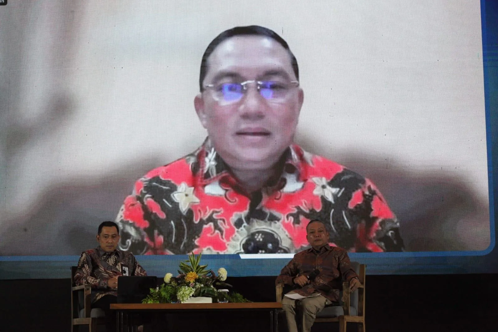 Direktur Badan Usaha Milik Daerah, Badan Layanan Umum Daerah dan Barang Milik Daerah Kementerian Dalam Negeri, Yudia Ramli berbicara via telekonferensi bersama Direktur Utama PT Bank Pembangunan Daerah Jawa Tengah (Bank Jateng) Bambang Widiyatmoko dan Chairman Infobank Media Group Eko B. Supriyanto, dalam The Asian Post Regional Champion Forum 2026 yang digelar di Solo, Jawa Tengah, Kamis (16/4/2026). (Foto: Zaenal Abdurrani)
