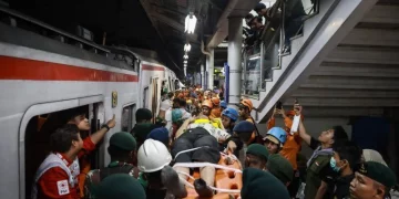 Petugas mengevakuasi korban kecelakaan KRL Commuterline dan KA Argo Bromo Anggrek relasi Gambir-Surabaya Pasar Turi di Stasiun Bekasi Timur, Bekasi, Jawa Barat, Selasa (28/4/2026). (Foto: ANTARA FOTO/Dhemas Reviyanto/zk)