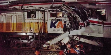 Petugas memeriksa kondisi gerbong KRL Commuterline yang bertabrakan dengan KA Argo Bromo Anggrek relasi Gambir-Surabaya Pasar Turi di Stasiun Bekasi Timur, Bekasi, Jawa Barat, Senin (27/4/2026). (Foto: ANTARA FOTO/Paramayuda/zk)