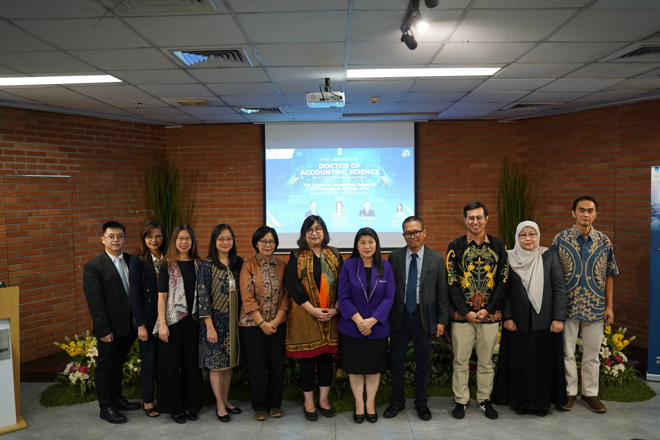 Civitas akademika Binus University usai Peluncuran Program Doktor Akuntansi. (Foto: Dok. Binus)