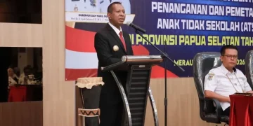 Gubernur Papua Selatan Apolo Safanpo (kiri) (Foto: ANTARA/HO-Humas Pemprov Papua Selatan)