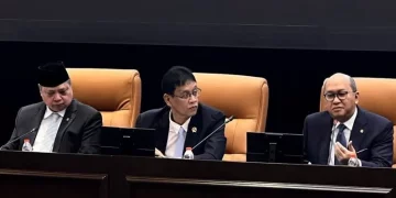 Chief Executive Officer (CEO) Danantara Indonesia Rosan Roeslani (kanan), Menteri Koordinator (Menko) Bidang Perekonomian Airlangga Hartarto (kiri), dan Menteri Keuangan Purbaya Yudhi Sadewa (tengah) dalam Konferensi Pers Pemerintah Penyampaian Kerangka Ekonomi Makro (KEM) dan Pokok-Pokok Kebijakan Fiskal (PPKF) Tahun Anggaran 2027 di Jakarta, Rabu (20/6-2026). (Foto: ANTARA/Harianto)