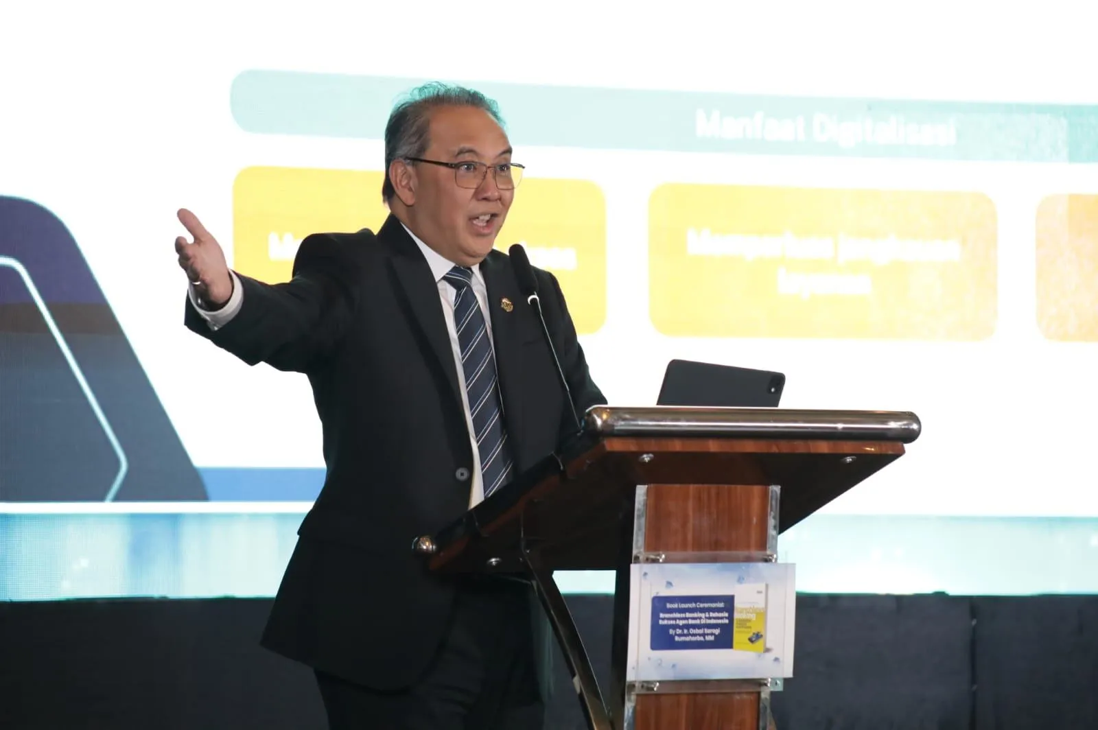 Anggota Dewan Komisioner Otoritas Jasa Keuangan (OJK) Dicky Kartikoyono dalam acara Infobank Indonesia Digital Forum 2026: Reaching the Unbanked Amidst Cyber Threats and Cost Living Crisis, di Bali Room, Hotel Indonesia Kempinski, Jakarta, Jumat, 22 Mei 2026. (Foto: Zaenal Abdurrani)
