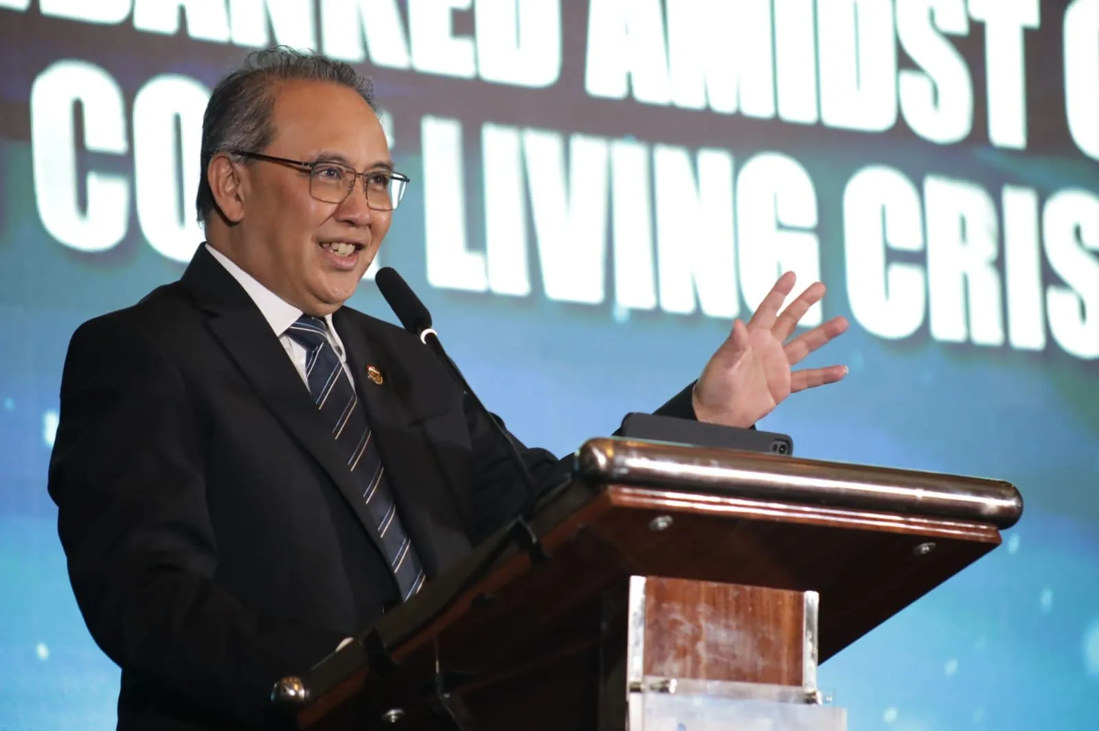 Anggota Dewan Komisioner Otoritas Jasa Keuangan (OJK) Dicky Kartikoyono dalam acara Infobank Indonesia Digital Forum 2026: Reaching the Unbanked Amidst Cyber Threats and Cost Living Crisis, di Bali Room, Hotel Indonesia Kempinski, Jakarta, Jumat, 22 Mei 2026. (Foto: Zaenal Abdurrani)
