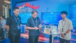 Direktur Utama Bank Mega Kostaman Thayib (tengah) mencoba bertransaksi pada fitur QRIS Antarnegara Indonesia – Tiongkok di sela-sela acara peluncuran melalui aplikasi mobile banking M-Smile yang dilaksanakan di Jakarta, Kamis 30 April 2026. (Foto : Erman Subekti)