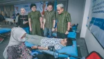Head of Marketing Communications BCA Life Lely Pekih bersma Direktur Kepatuhan BCA Life Sukawati Lubis, Direktur & Chief Operation Officer (COO) BCA Life Thomas Lahey, Direktur & Chief Distribution Office BCA Life Gunawan Prayogo kiri ke kanan saat meninjau kegiatan donor darah BCA Life, Kamis 30 April 2026. (Foto : Erman Subekti)