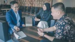 Head of SME Financing Business PT Bank Muamalat Indonesia Tbk Eryk Lufiat (kiri) memberikan penjelasan kepada nasabah tentang pembiayaan small medium enterprise (SME) Bank Muamalat di Jakarta. Hingga Desember 2025, (Foto : Zaenal Abdurrani)