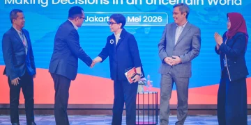 Direktur Human Capital & Compliance BTN Eko Waluyo berjabat tangan dengan Menteri Luar Negeri Republik Indonesia periode 2014–2024 Retno Lestari Priansari Marsudi, disaksikan Direktur Utama BTN Nixon L.P. Napitupulu, Human Capital Management Division Head BTN Rahmayati, dan Learning Management Division Head BTN Ade Surya Lesmana, usai kegiatan Expert Talk Session bertema “Geopolitics and Leadership: Making Decisions in an Uncertain World” di Ballroom Menara 1 BTN, Jakarta, Rabu 13 Mei 2026. (Foto : Erman Subekti)