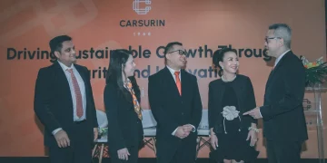 Direktur Utama PT Carsurin Tbk (CRSN) Erwin Manurung (tengah) berbincang bersama Direktur, Debasish Mahapatra (kiri), Direktur Theresia Ivonne (kiri kedua), Komisaris Utama Sheila Maria Tiwan(kanan kedua) dan Komisaris Timotius Nugraha Tjahjana (kanan) disela acara paparan public, di Jakarta, Kamis 21 Mei 2026. (Foto : Erman Subekti)