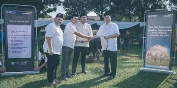 Direktur Utama Bank Mandiri Riduan beserta SVP Corporate Banking Bank Mandiri dan SVP Special Asset Management Bank Mandiri Bambang Saepudin serta Direktur Utama Mandiri Amal Insani Zainal Abadin (kiri ke kanan) saat penyerahan sapi kurban di Griya Mandiri, Cilandak, Jakarta, Rabu 27 Mei 2026. (Foto : Erman Subekti)