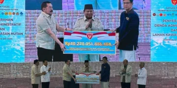 Presiden Prabowo Subianto menyaksikan penyerahan penyerahan hasil penertiban berupa denda administrasi dan penyelamatan keuangan negara sebesar Rp10,27 triliun di Kejaksaan Agung, Jakarta, Rabu (13/5/2026). ANTARA/Maria Cicilia Galuh