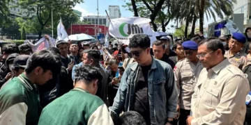 Wakil Kepala BGN, Sony Sonjaya, yang secara langsung menemui massa aksi dari Jaringan Muda Indonesia (JMI) di Kantor BGN, Kamis (21/5), guna menerima dan mendengarkan aspirasi yang disampaikan oleh peserta aksi. (Foto: Istimewa)