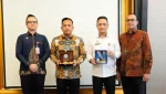 Penandatanganan Perjanjian Kerja Sama (PKS) tentang Pemanfaatan Sertifikat Elektronik antara Direktur Utama Bank Nagari, Gusti Candra, bersama Kepala Balai Besar Sertifikasi Elektronik (BSrE) BSSN, Jonathan Gerhard Tarigan. (Foto: Istimewa)