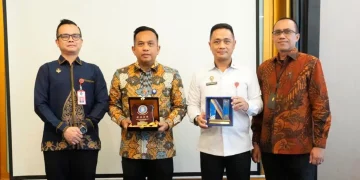 Penandatanganan Perjanjian Kerja Sama (PKS) tentang Pemanfaatan Sertifikat Elektronik antara Direktur Utama Bank Nagari, Gusti Candra, bersama Kepala Balai Besar Sertifikasi Elektronik (BSrE) BSSN, Jonathan Gerhard Tarigan. (Foto: Istimewa)