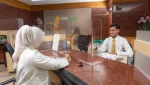 Ilustrasi pelayanan terhadap nasabah KB Bank Syariah. (Foto: Erman Subekti)